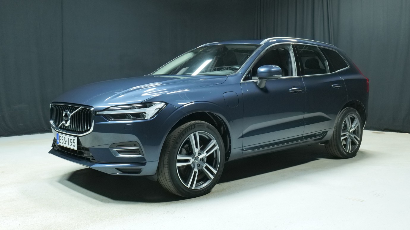 Esittelykuva Volvo XC60 kevythybridiautosta.