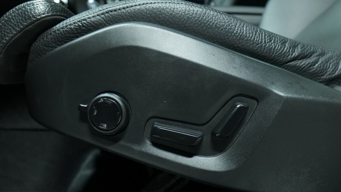 Esittelykuva Volvo XC60 kevythybridiautosta.