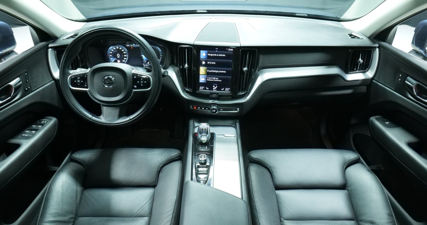 Esittelykuva Volvo XC60 kevythybridiautosta.