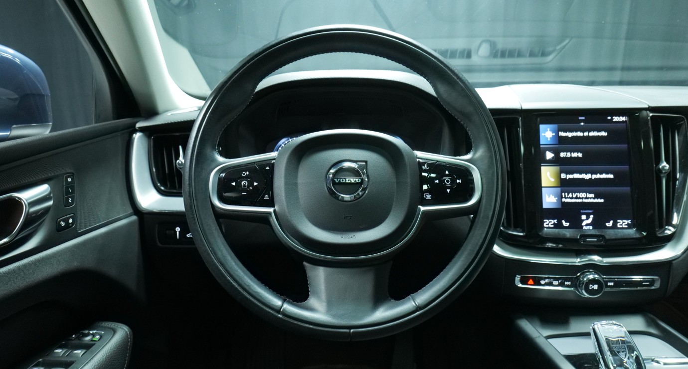 Esittelykuva Volvo XC60 kevythybridiautosta.