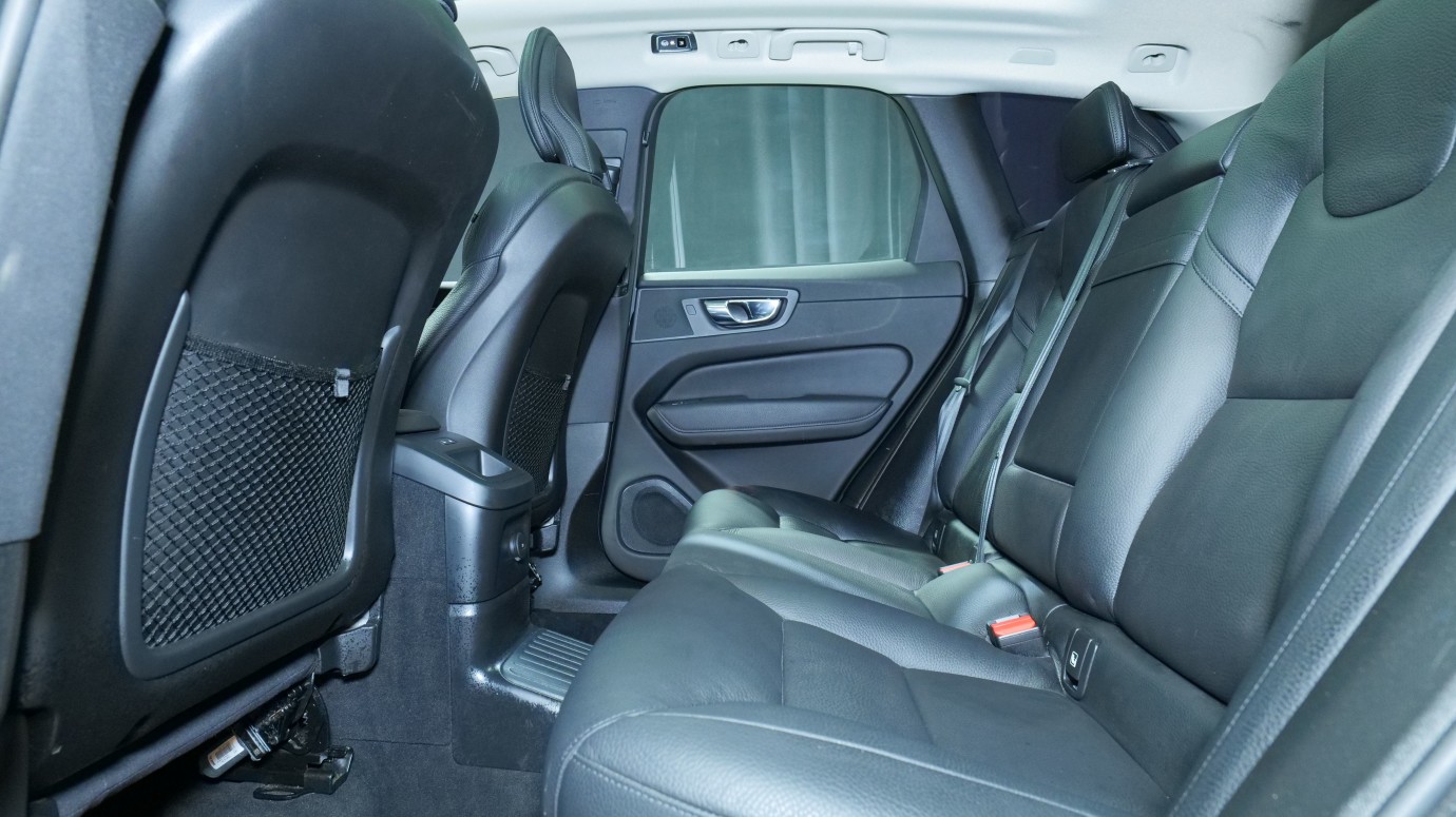 Esittelykuva Volvo XC60 kevythybridiautosta.