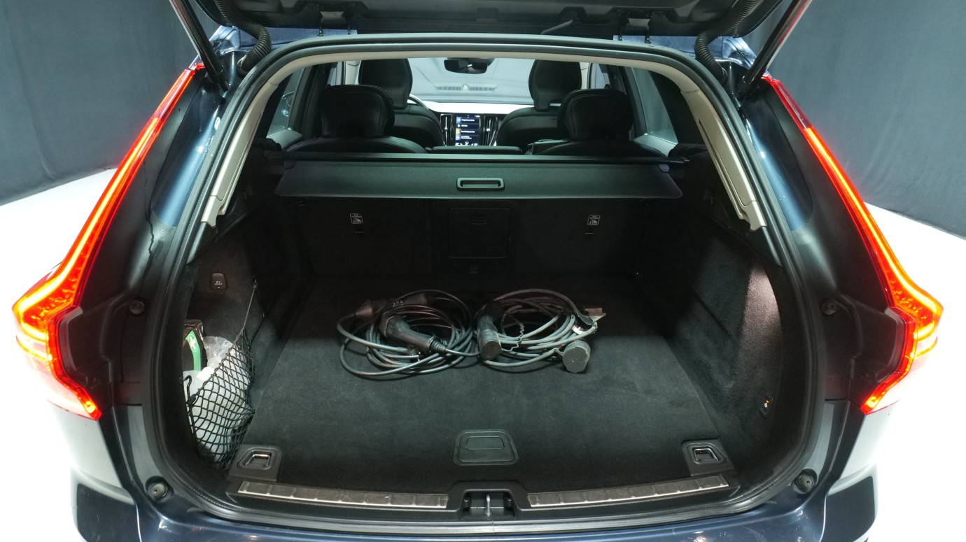 Esittelykuva Volvo XC60 kevythybridiautosta.