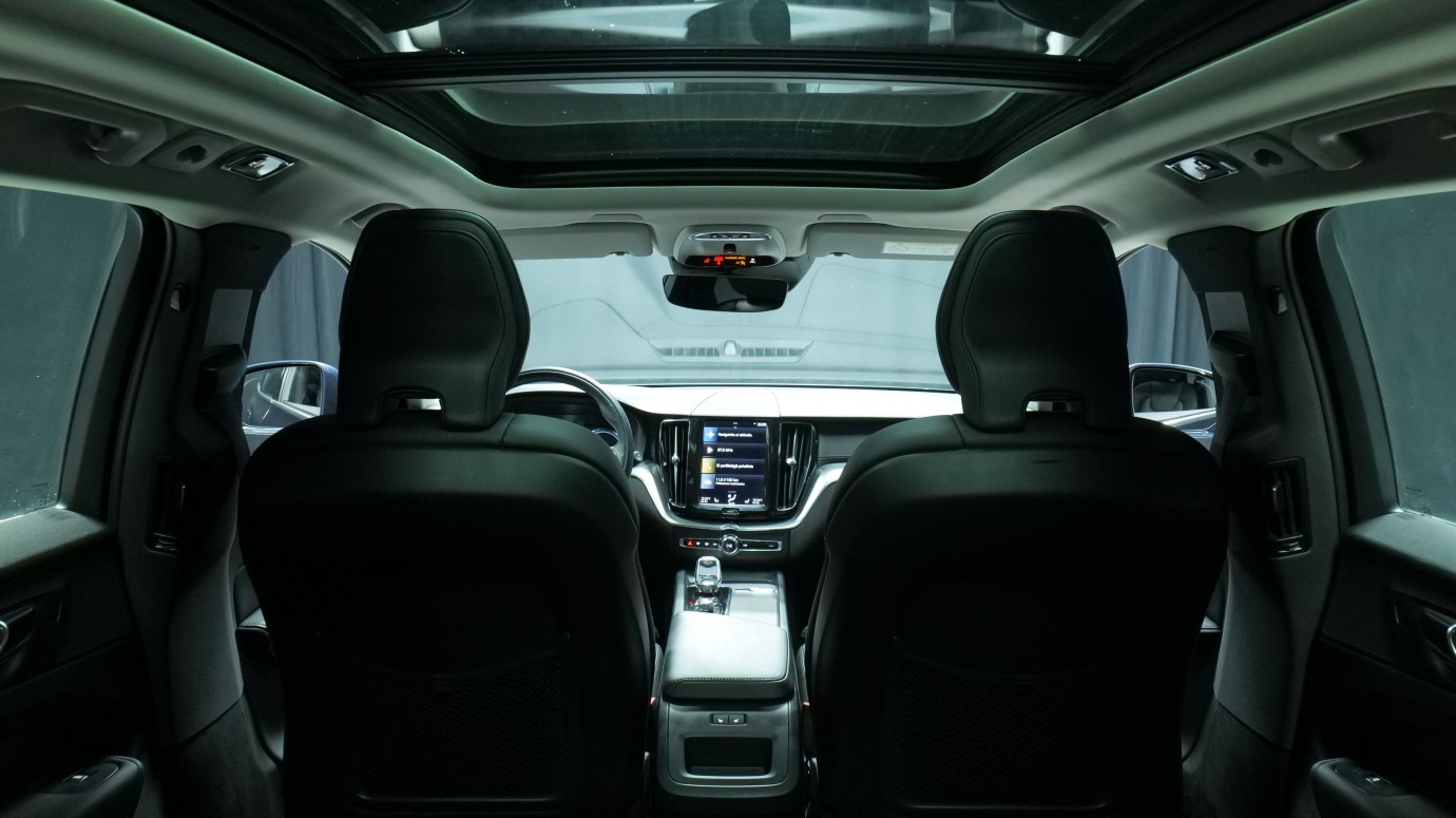 Esittelykuva Volvo XC60 kevythybridiautosta.