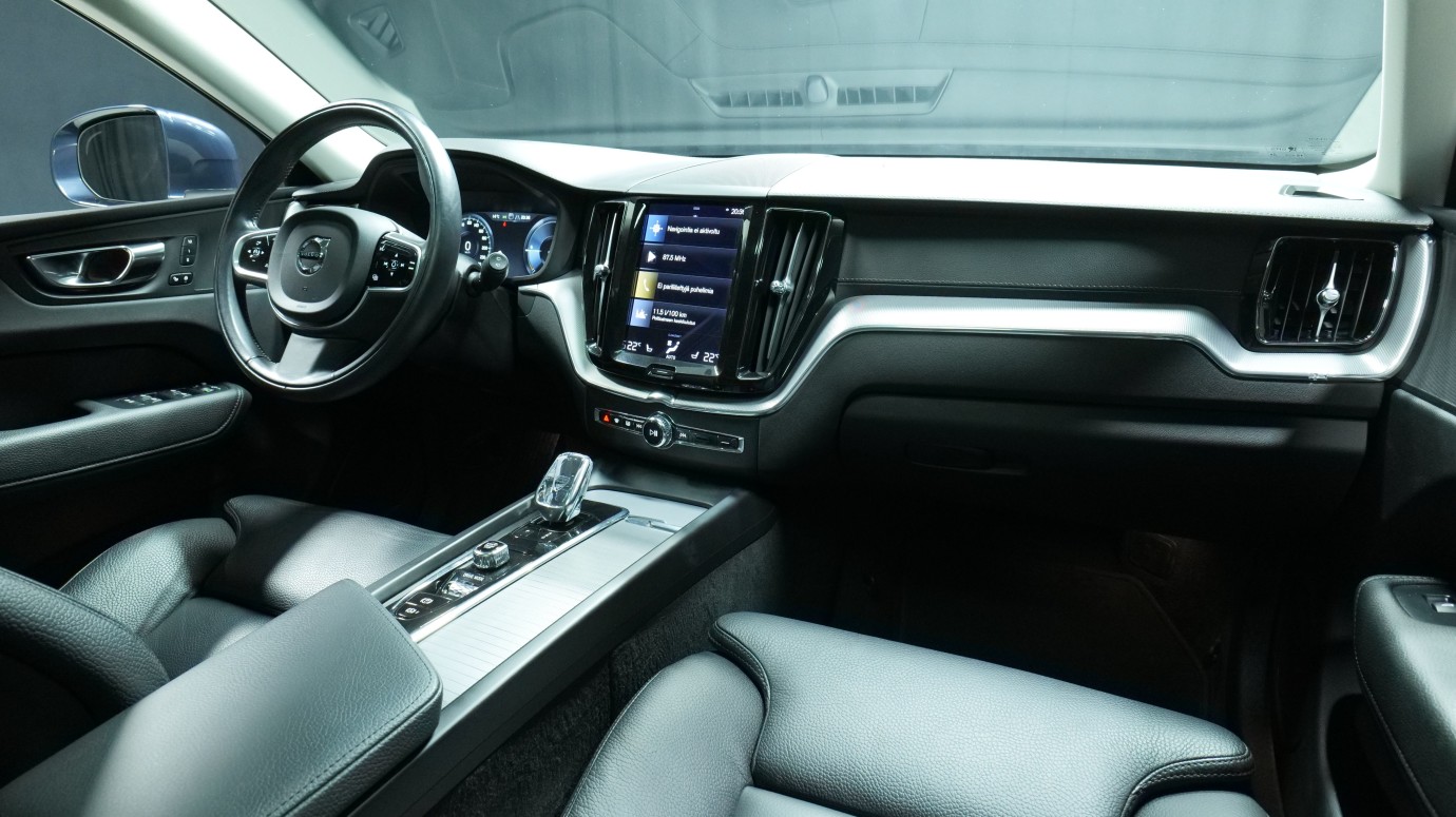 Esittelykuva Volvo XC60 kevythybridiautosta.