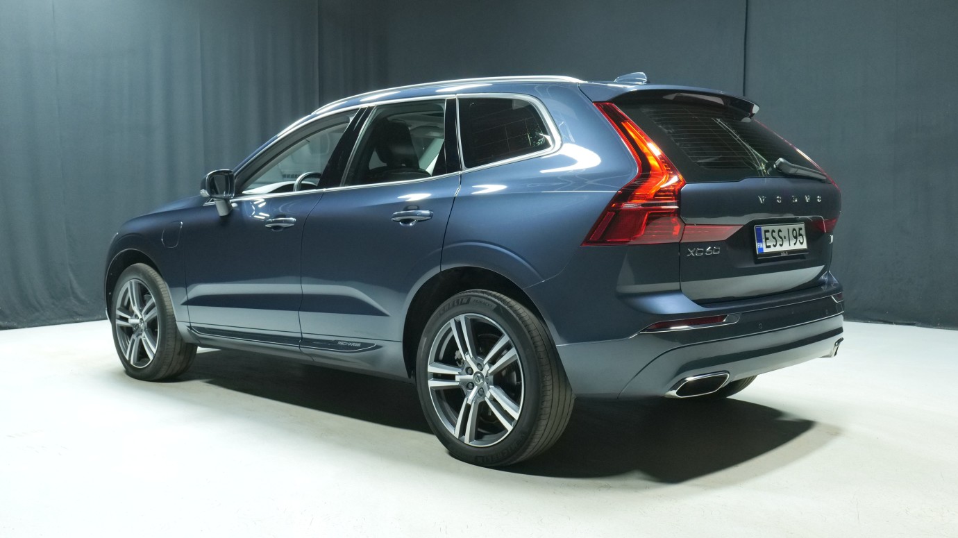Esittelykuva Volvo XC60 kevythybridiautosta.