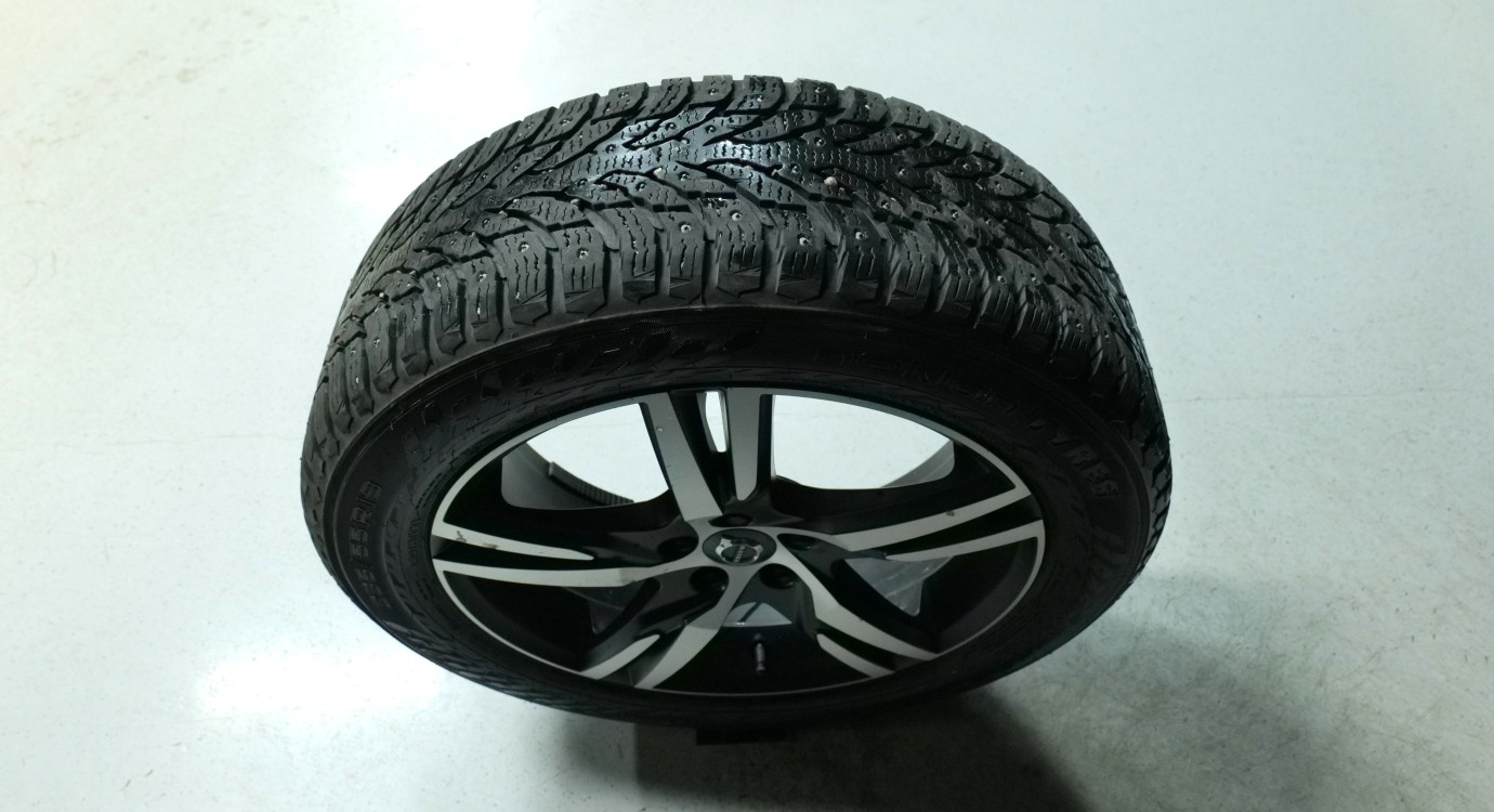Esittelykuva Volvo XC60 kevythybridiautosta.