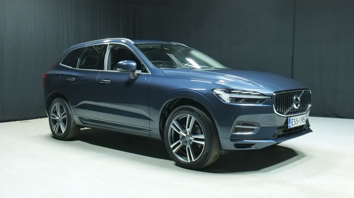 Esittelykuva Volvo XC60 kevythybridiautosta.