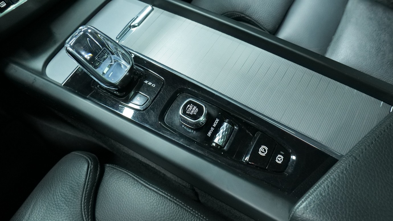 Esittelykuva Volvo XC60 kevythybridiautosta.