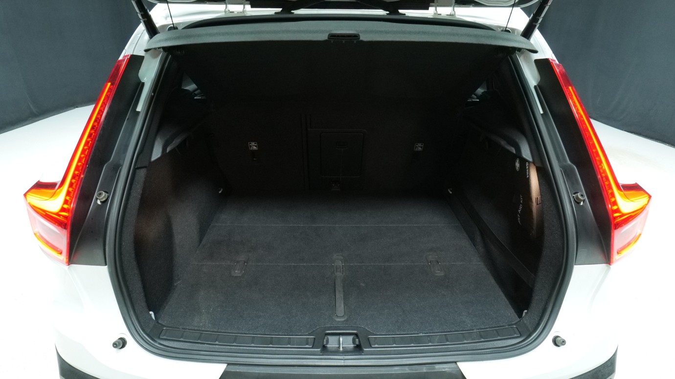 Esittelykuva Volvo XC40 dieselautosta.