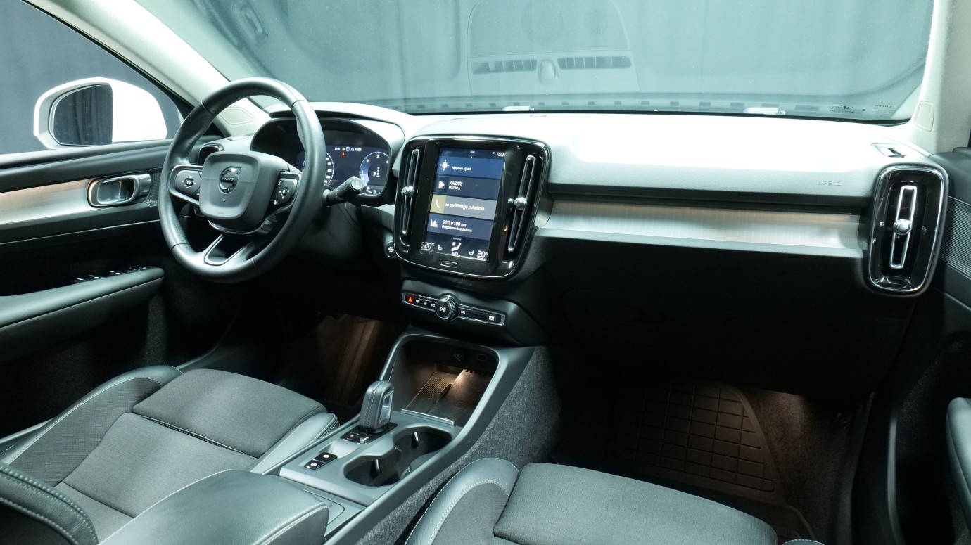Esittelykuva Volvo XC40 dieselautosta.