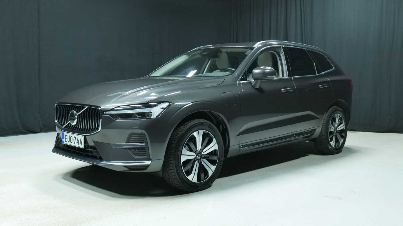 Esittelykuva Volvo XC60 kevythybridiautosta.