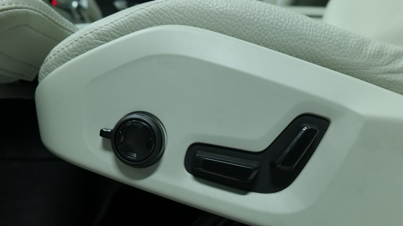 Esittelykuva Volvo XC60 kevythybridiautosta.