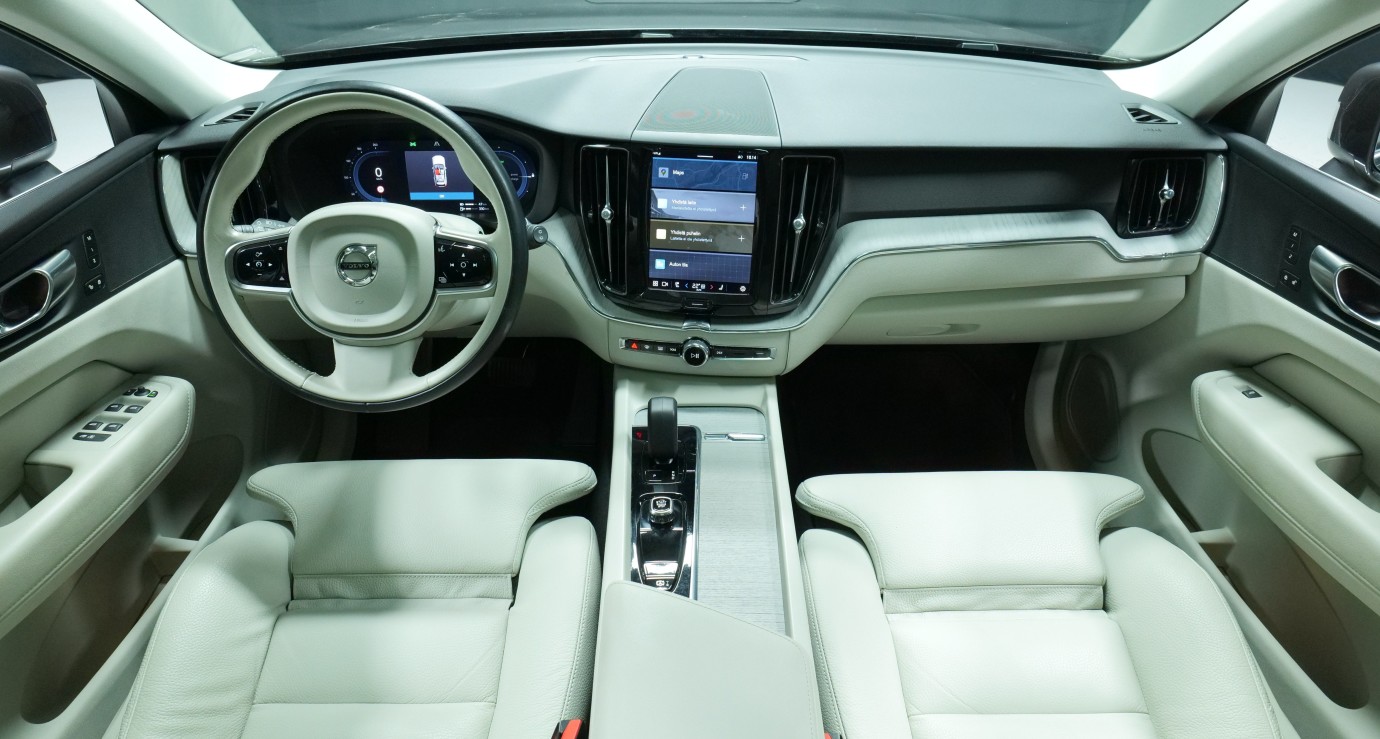 Esittelykuva Volvo XC60 kevythybridiautosta.