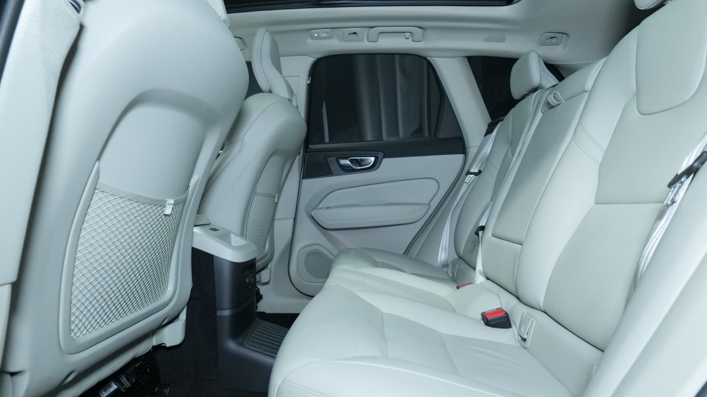Esittelykuva Volvo XC60 kevythybridiautosta.