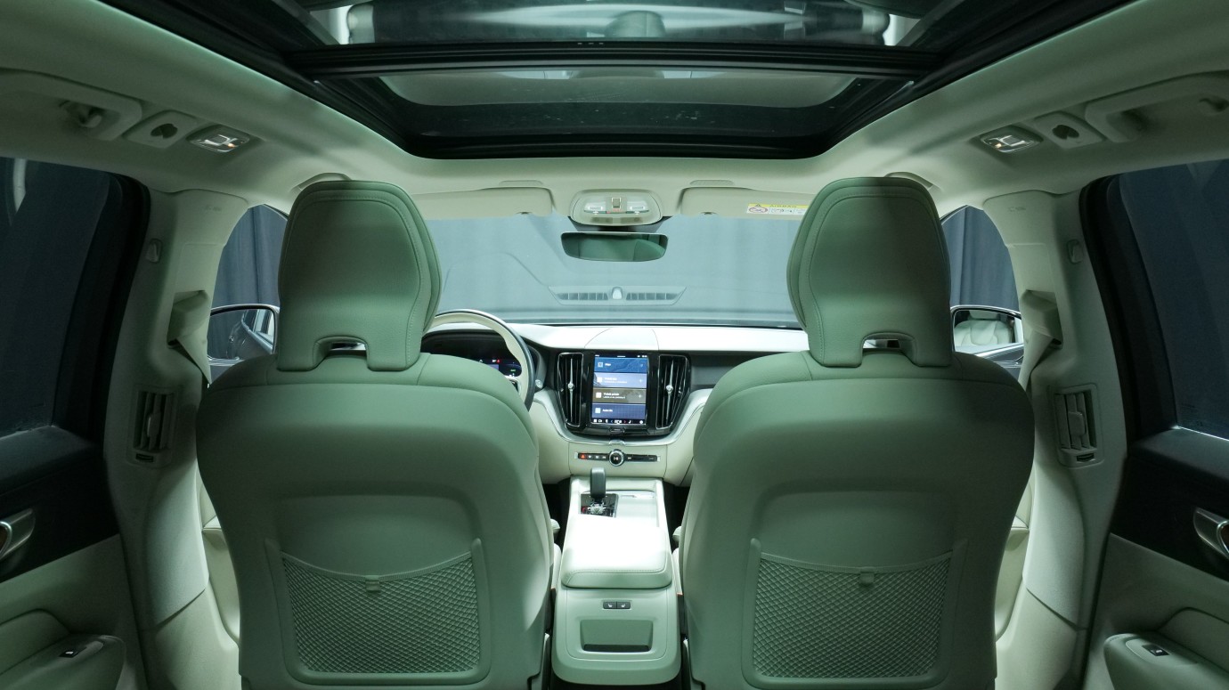 Esittelykuva Volvo XC60 kevythybridiautosta.