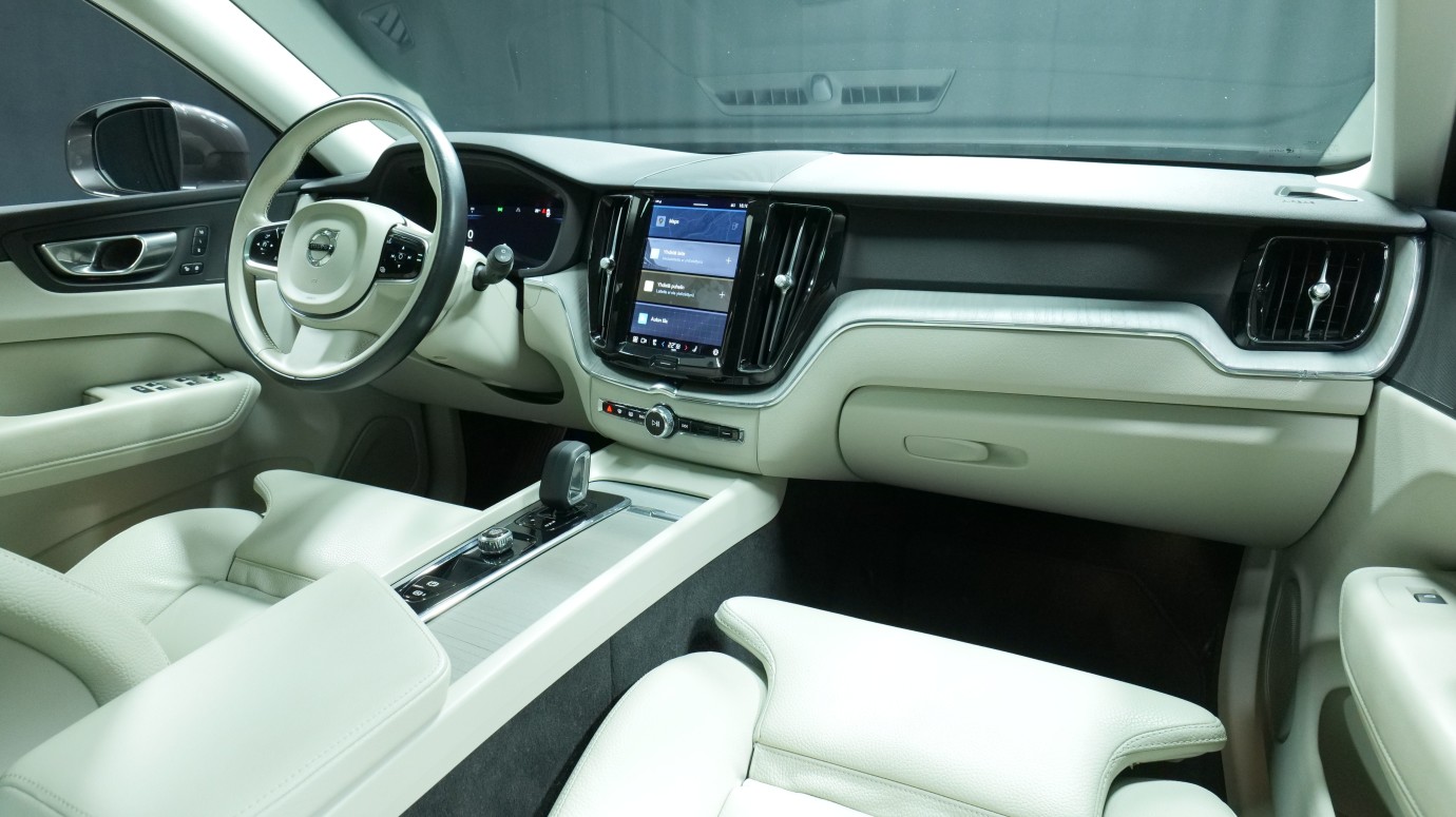Esittelykuva Volvo XC60 kevythybridiautosta.