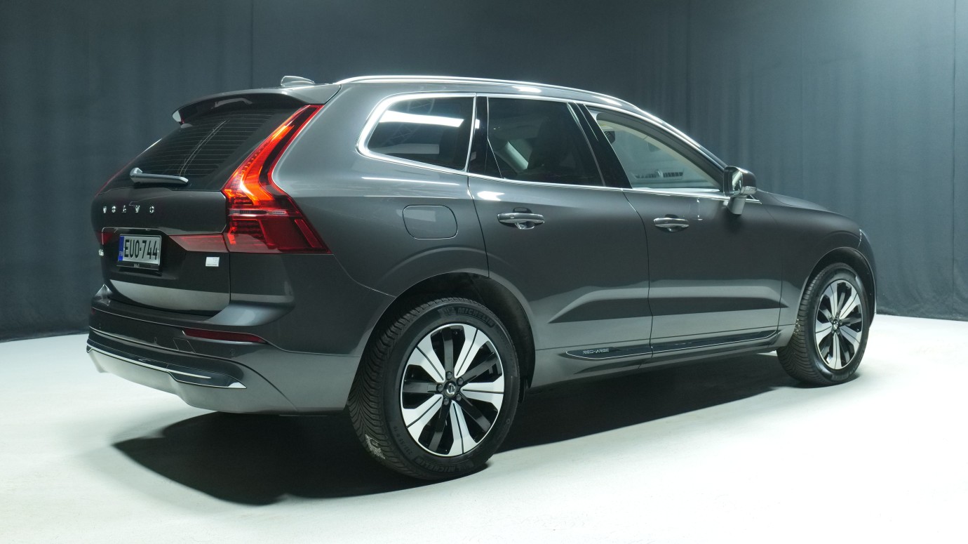 Esittelykuva Volvo XC60 kevythybridiautosta.
