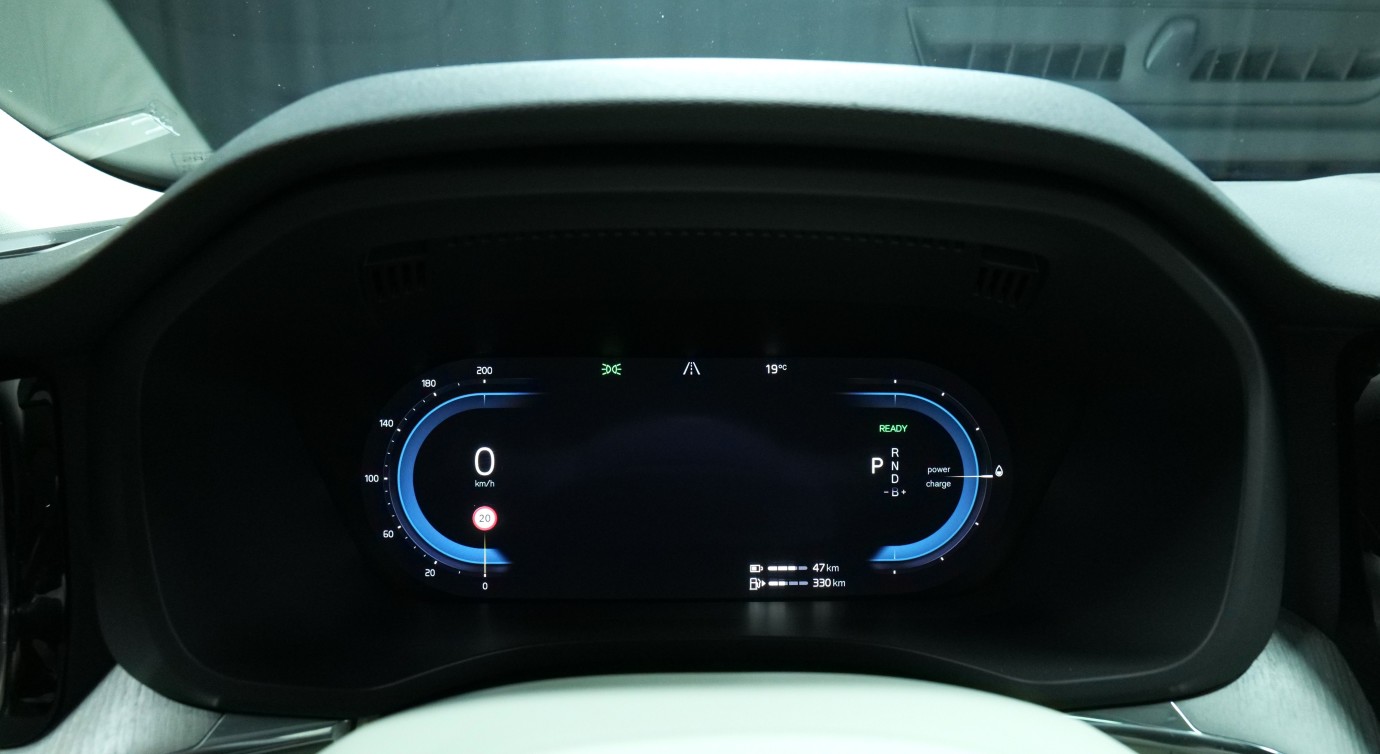 Esittelykuva Volvo XC60 kevythybridiautosta.