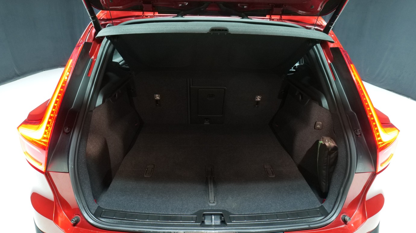 Esittelykuva Volvo XC40 bensiiniautosta.