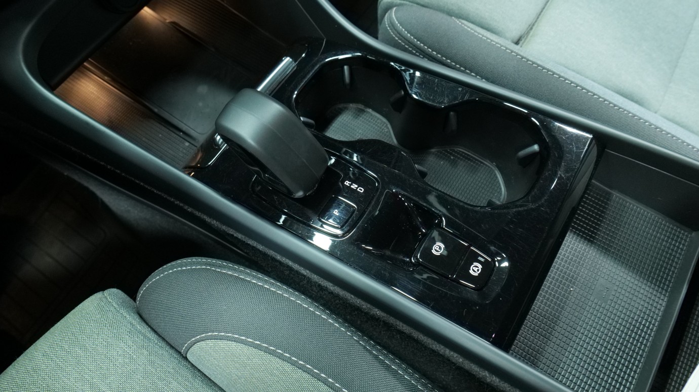 Esittelykuva Volvo XC40 kevythybridiautosta.