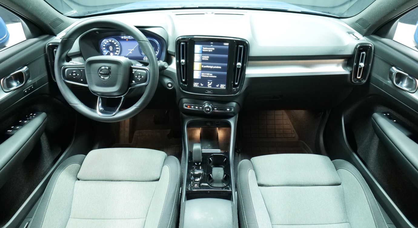 Esittelykuva Volvo XC40 kevythybridiautosta.