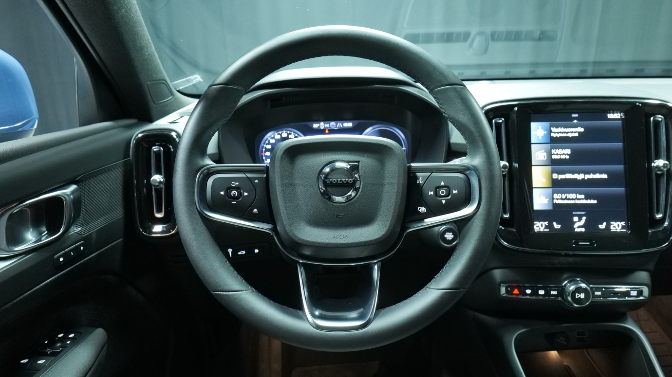 Esittelykuva Volvo XC40 kevythybridiautosta.