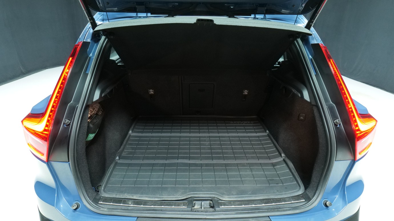 Esittelykuva Volvo XC40 kevythybridiautosta.