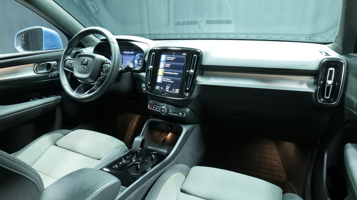Esittelykuva Volvo XC40 kevythybridiautosta.
