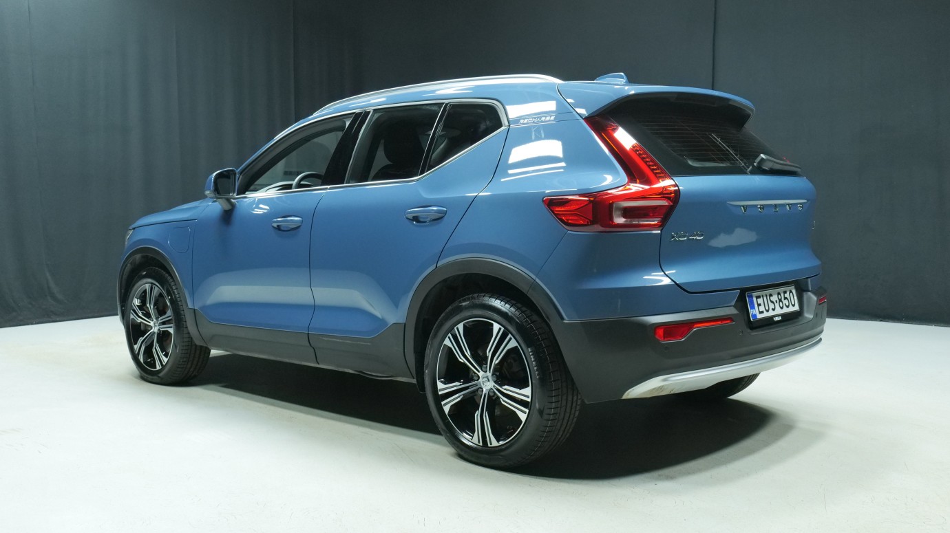 Esittelykuva Volvo XC40 kevythybridiautosta.