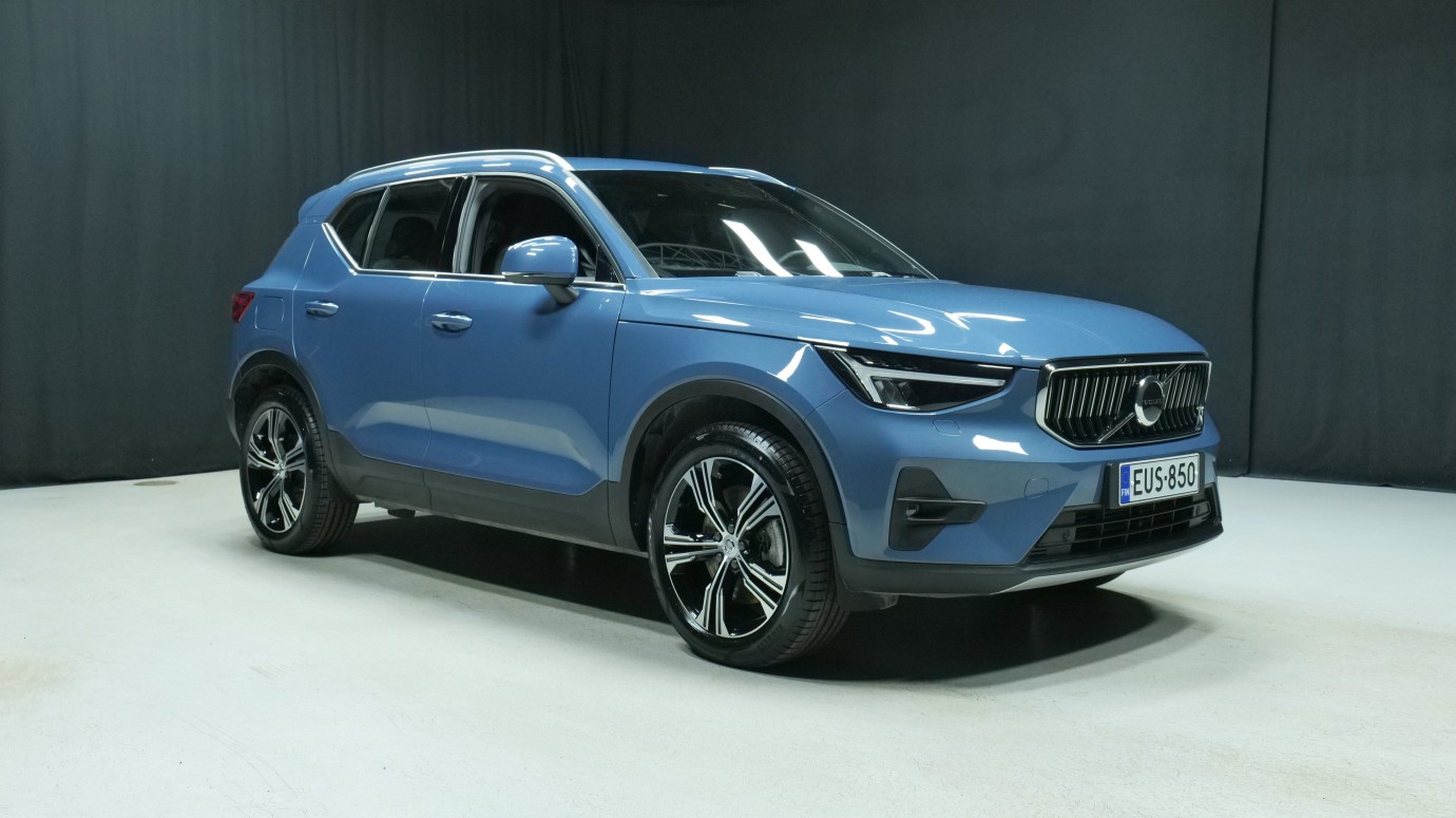 Esittelykuva Volvo XC40 kevythybridiautosta.