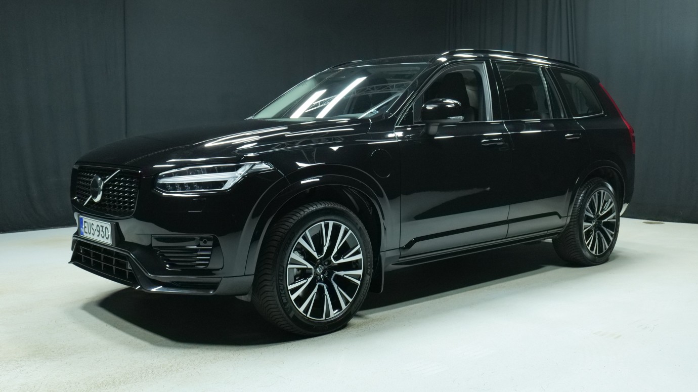 Esittelykuva Volvo XC90 kevythybridiautosta.