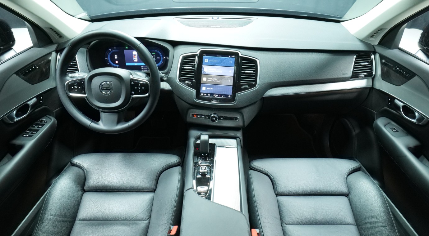 Esittelykuva Volvo XC90 kevythybridiautosta.