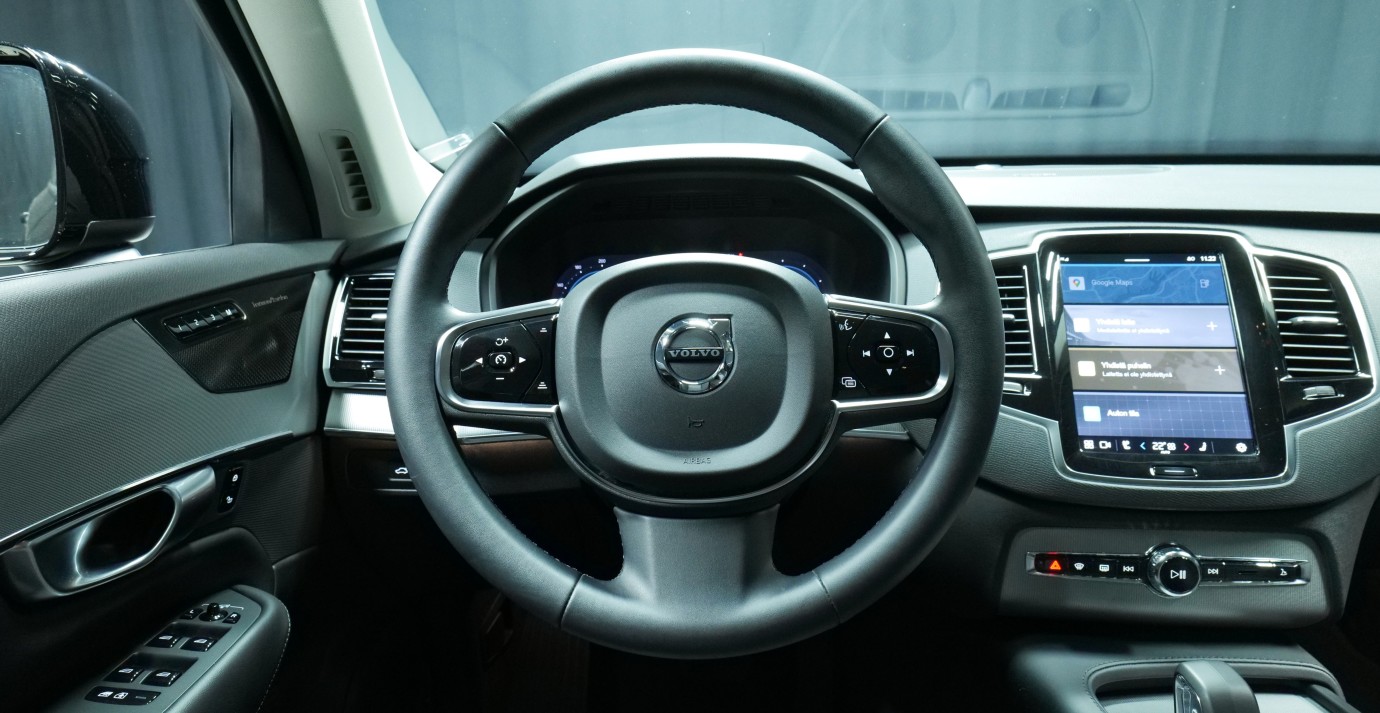 Esittelykuva Volvo XC90 kevythybridiautosta.