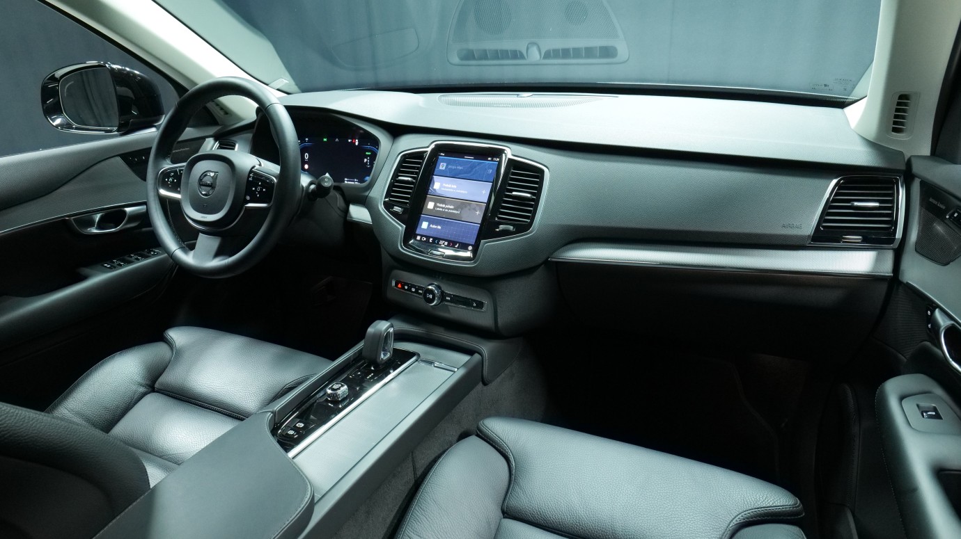 Esittelykuva Volvo XC90 kevythybridiautosta.