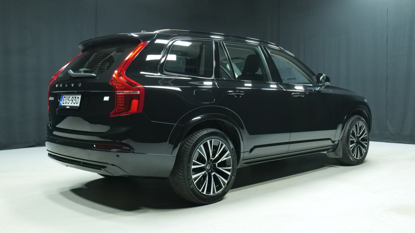 Esittelykuva Volvo XC90 kevythybridiautosta.