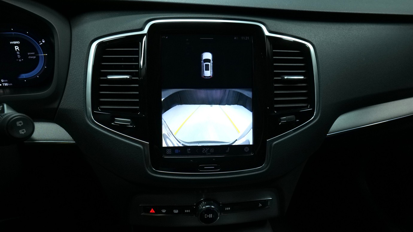 Esittelykuva Volvo XC90 kevythybridiautosta.