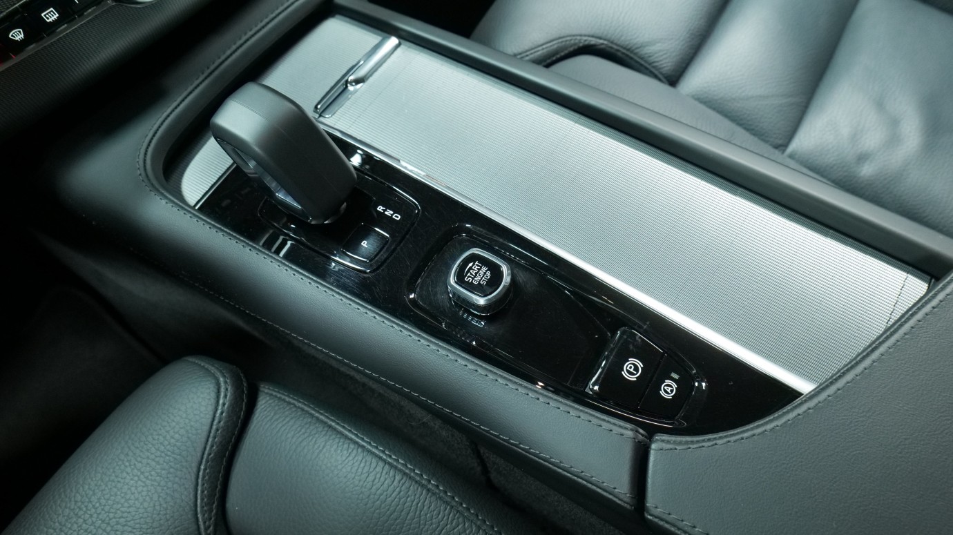 Esittelykuva Volvo XC90 kevythybridiautosta.
