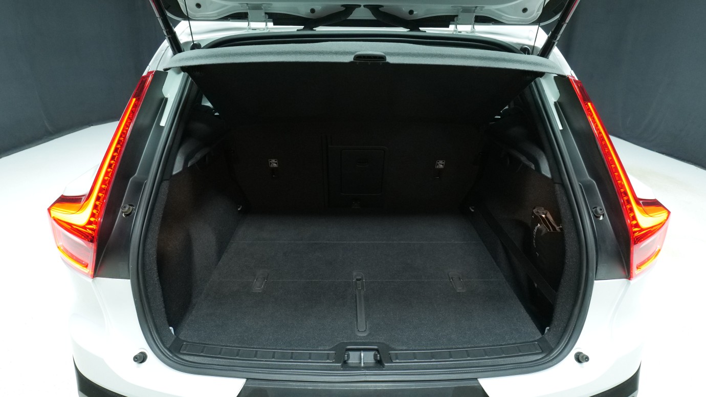 Esittelykuva Volvo XC40 bensiiniautosta.