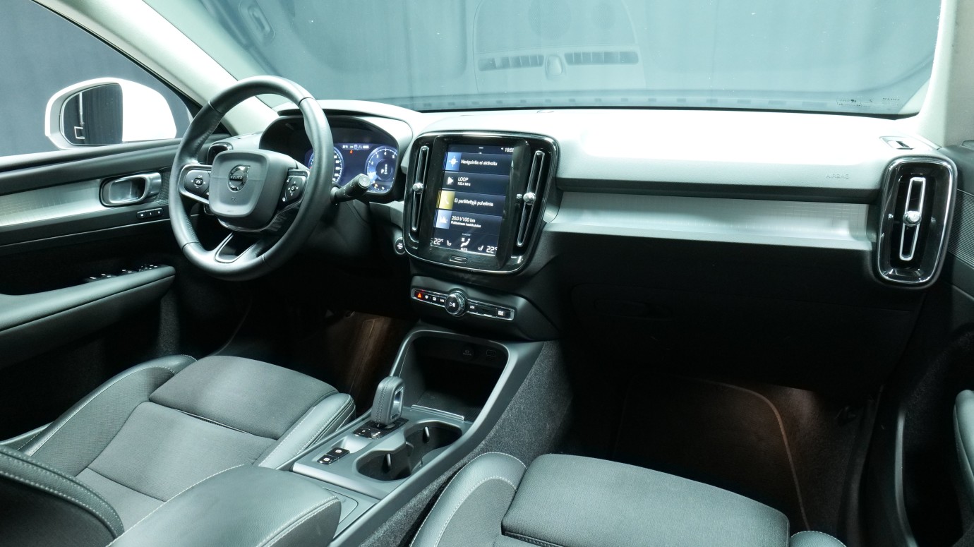 Esittelykuva Volvo XC40 bensiiniautosta.