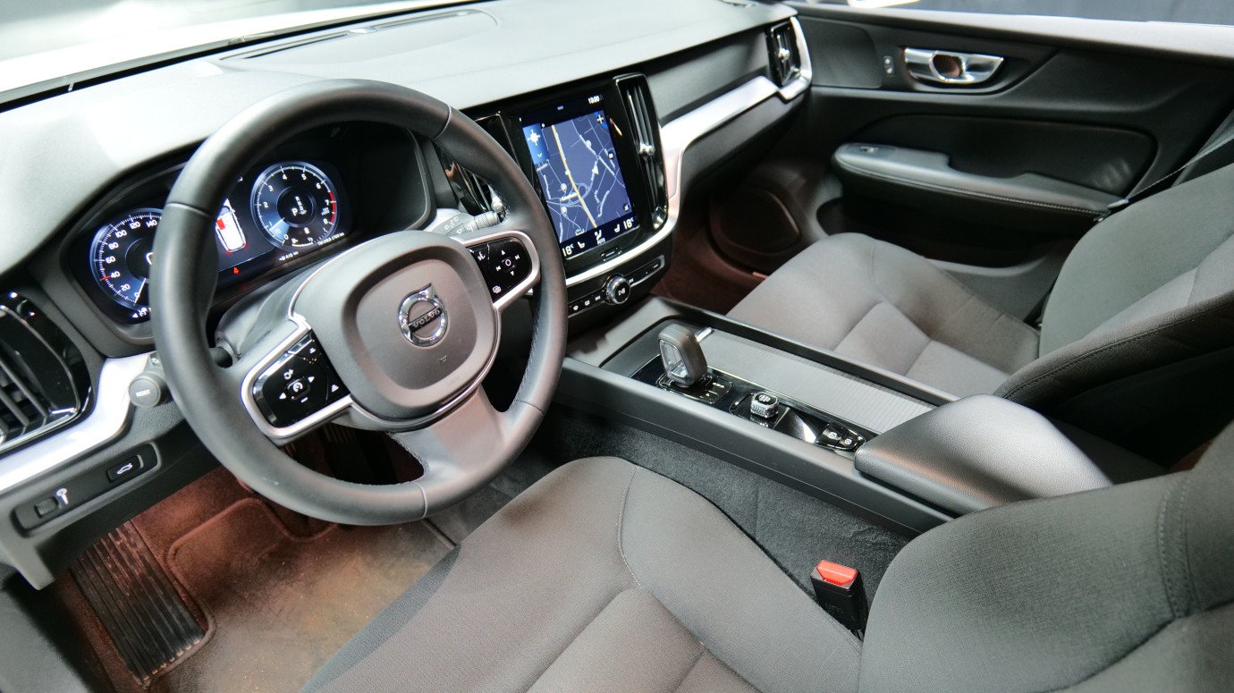 Esittelykuva Volvo V60 CROSS COUNTRY kevythybridiautosta.