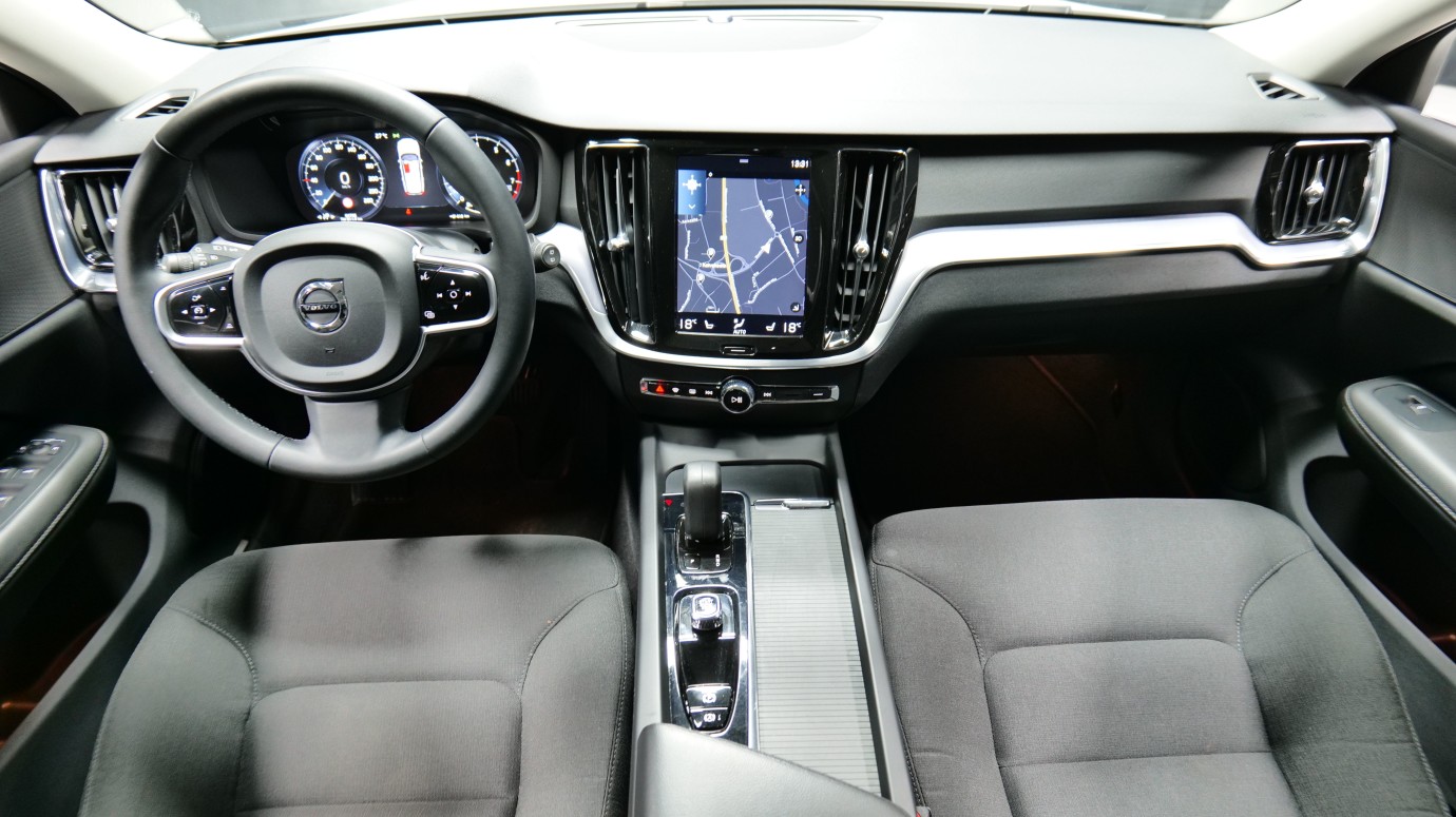 Esittelykuva Volvo V60 CROSS COUNTRY kevythybridiautosta.