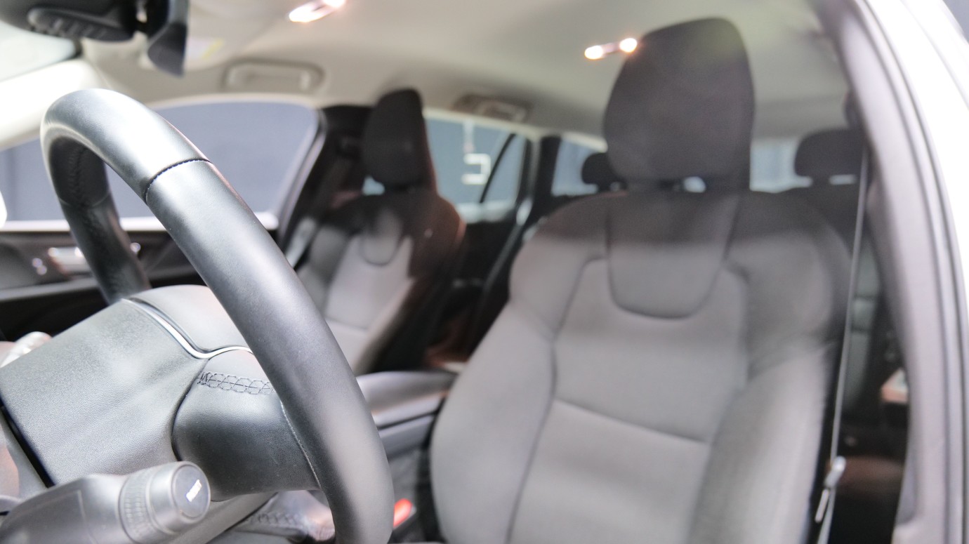Esittelykuva Volvo V60 CROSS COUNTRY kevythybridiautosta.