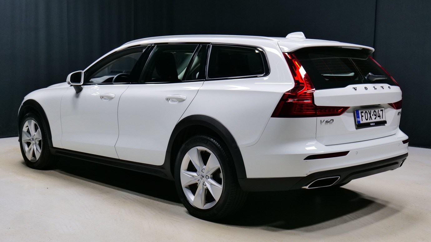 Esittelykuva Volvo V60 CROSS COUNTRY kevythybridiautosta.