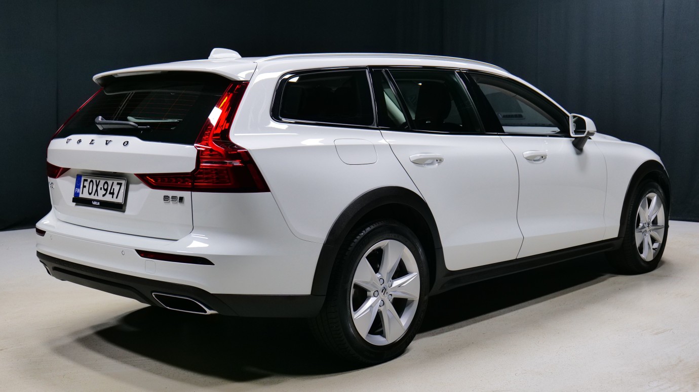 Esittelykuva Volvo V60 CROSS COUNTRY kevythybridiautosta.