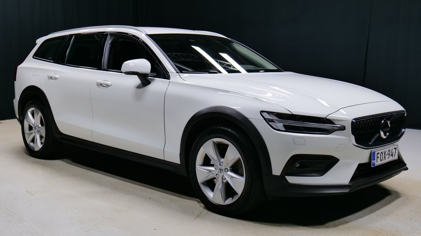 Esittelykuva Volvo V60 CROSS COUNTRY kevythybridiautosta.