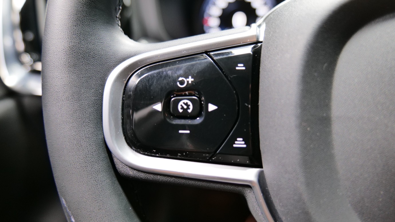 Esittelykuva Volvo V60 CROSS COUNTRY kevythybridiautosta.