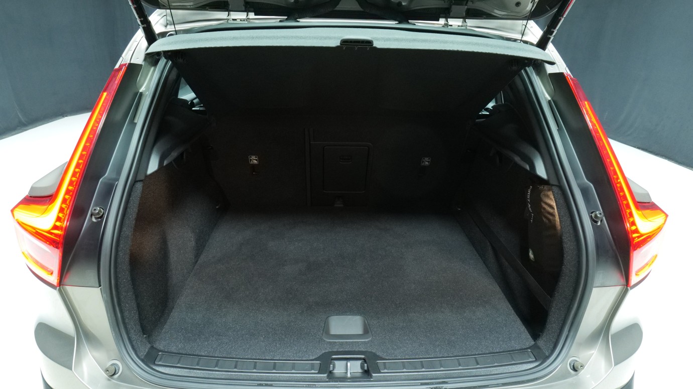 Esittelykuva Volvo XC40 bensiiniautosta.