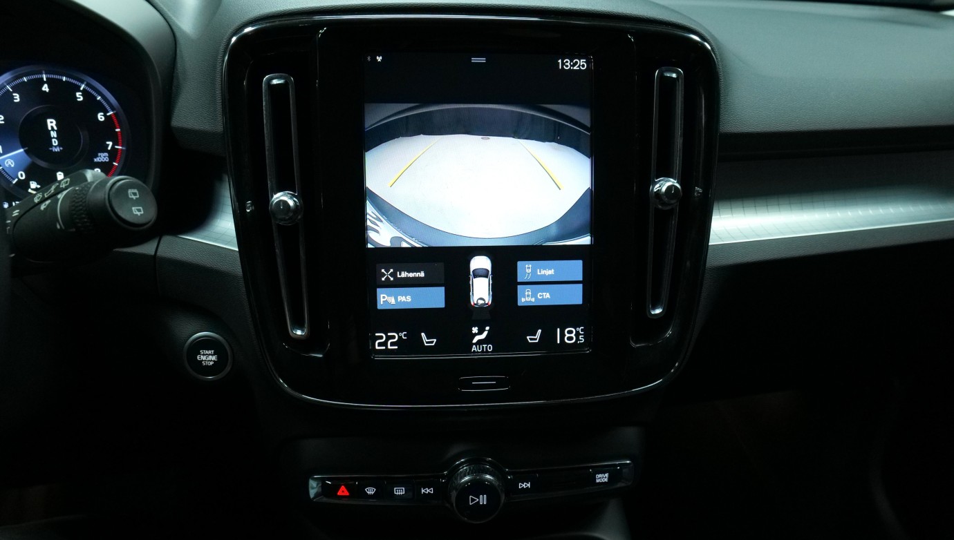 Esittelykuva Volvo XC40 bensiiniautosta.