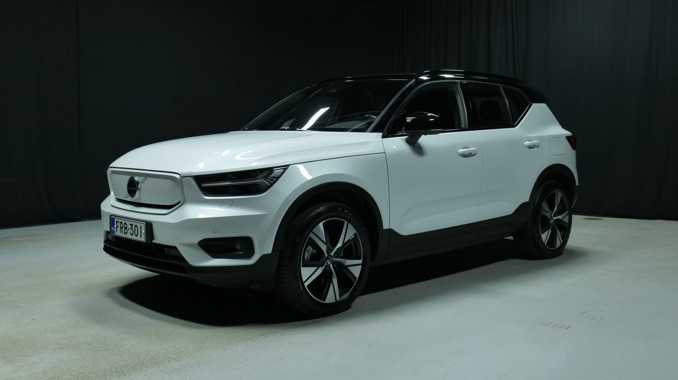 Esittelykuva Volvo XC40 täyssähköautosta.