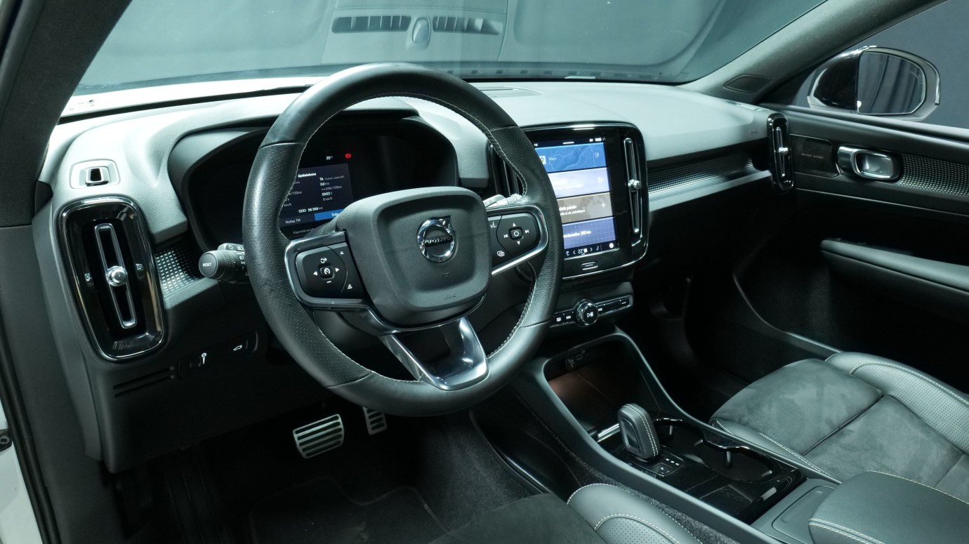 Esittelykuva Volvo XC40 täyssähköautosta.